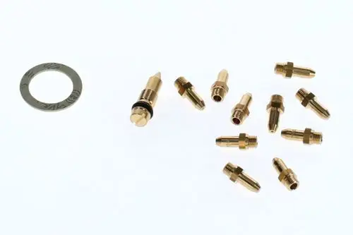 BOSCH Gasart-Umbausatz mit verschiedenen Messinganschlüssen und einer Unterlegscheibe, angeordnet auf hellem Hintergrund.